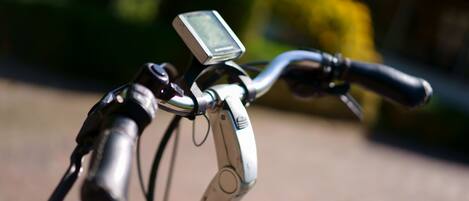 Manillar de bicicleta con un dispositivo digital montado.