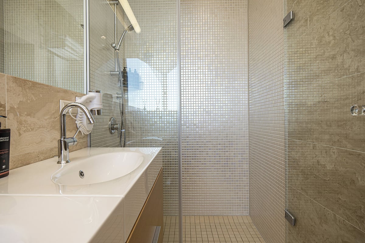 executive suite, 1 king bed | bathroom | rainfall showerhead, free toiletries, hair dryer, bathrobes