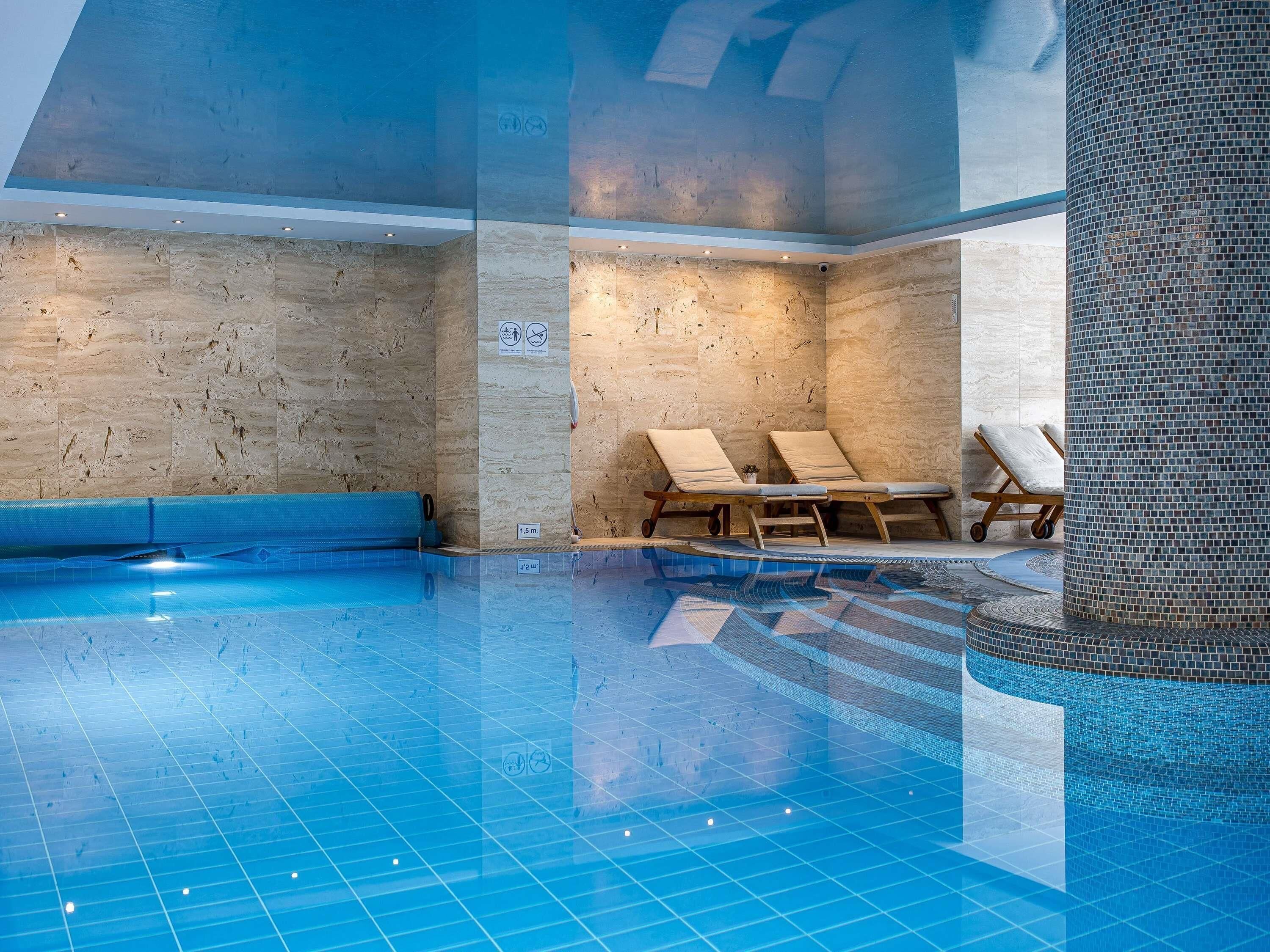 2 piscines couvertes, piscine extérieure (ouverte en saison)