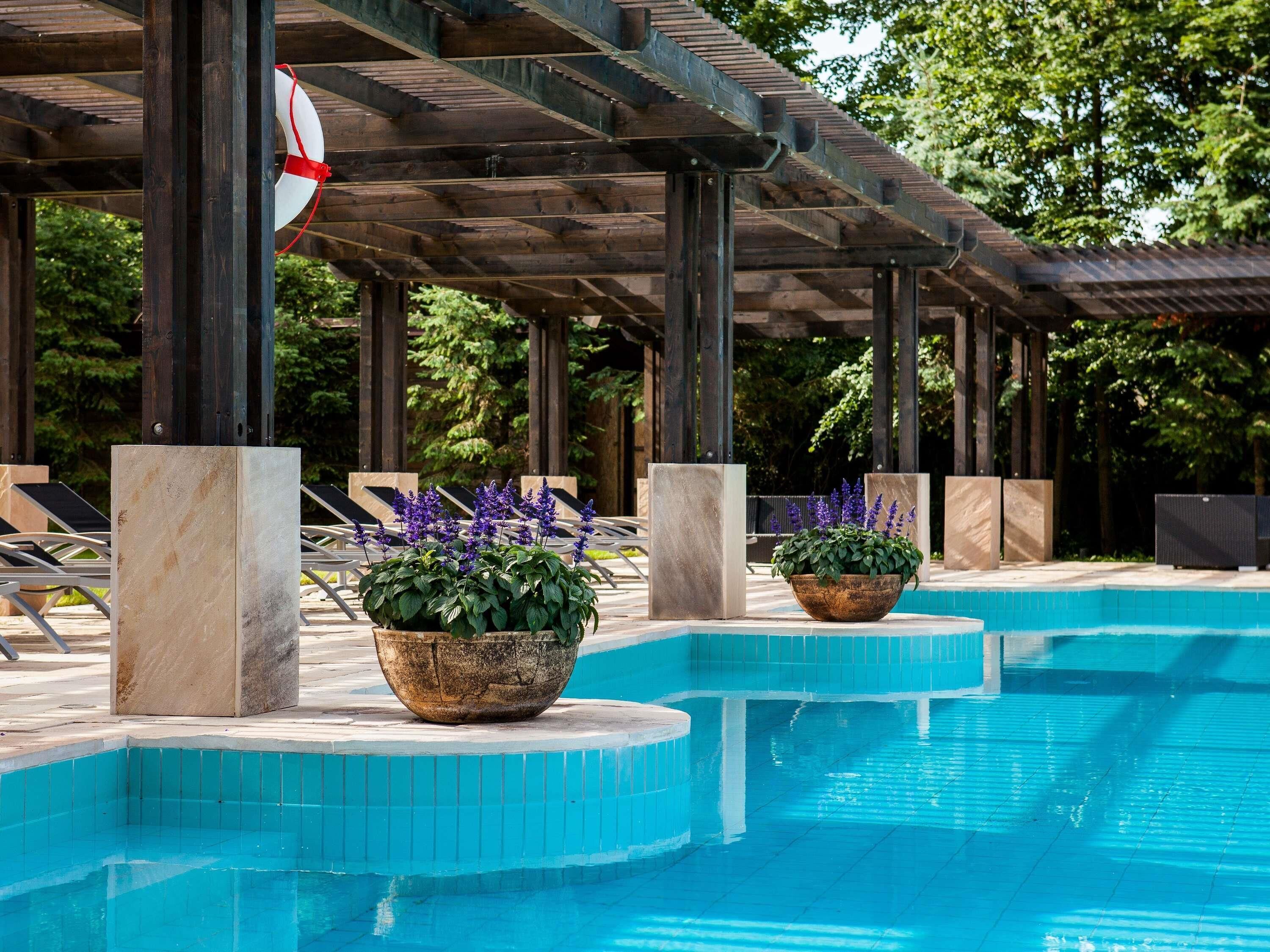 2 piscinas cubiertas, una piscina al aire libre de temporada, tumbonas