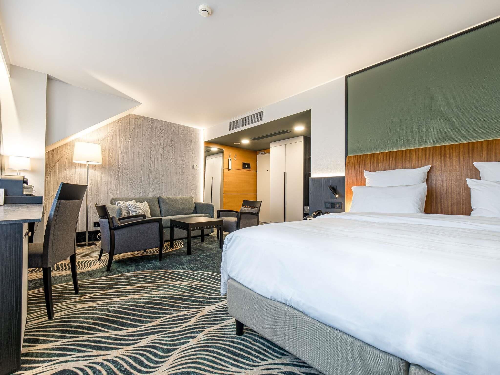 Privilege, Room, 2 Twin Beds | In-room safe, desk, soundproofing, iron/ironing board
