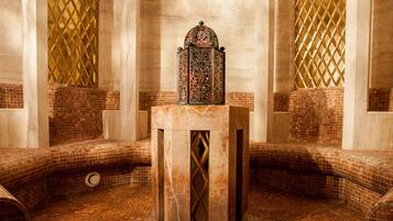 Una habitación con baldosas, una columna central y un farol decorativo.