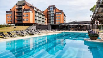 2 innendørsbassenger, sesongbasert utendørsbasseng og solsenger