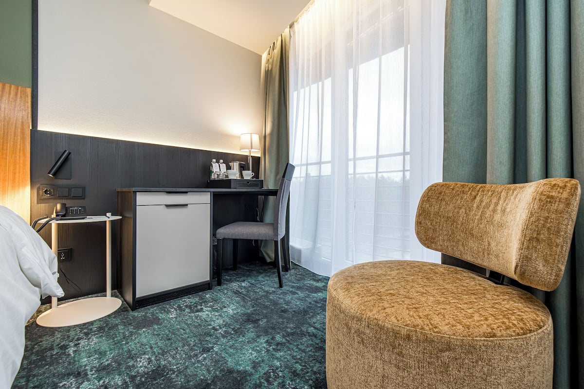 Classic Room, 2 Single Beds | Living area | 55-inch Smart TV with cable channels