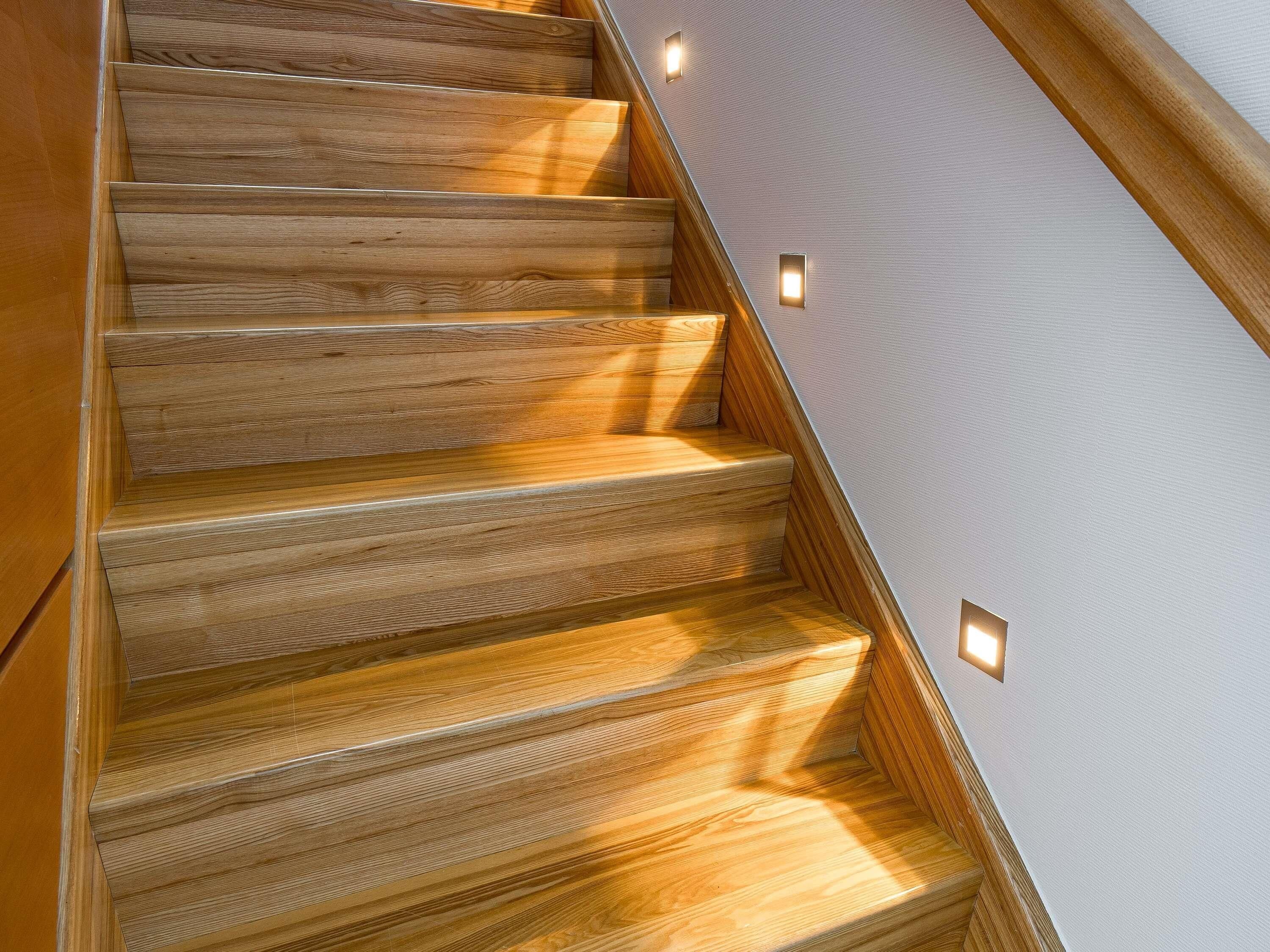 Una escalera de madera con iluminación integrada.