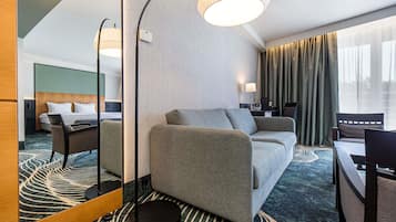 Tallelokero huoneessa, työpöytä, äänieristys, silitysrauta/-lauta