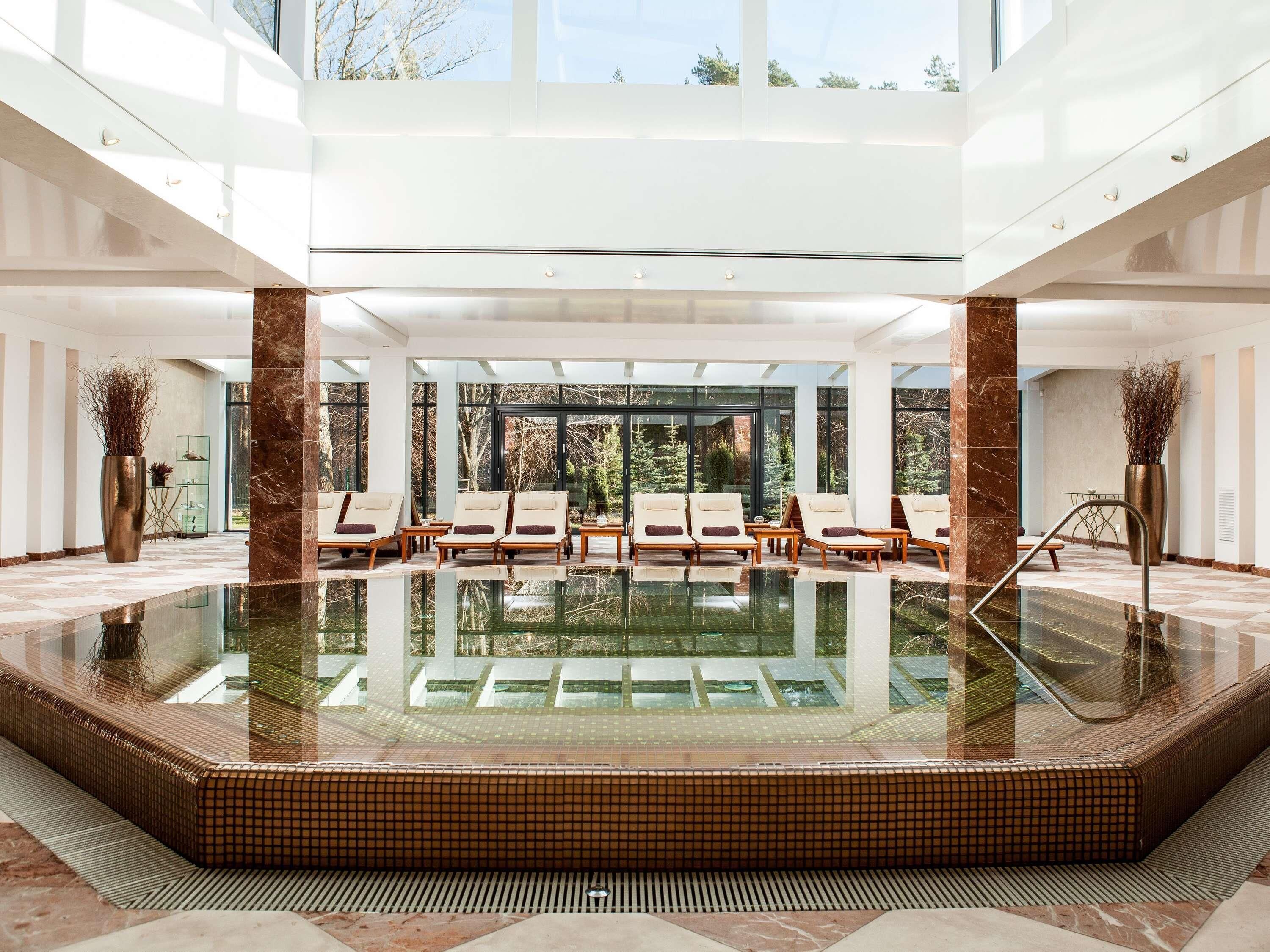 2 sisäuima-allasta, kauden mukainen ulkouima-allas, aurinkotuoleja