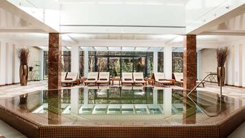 2 sisäuima-allasta, kauden mukainen ulkouima-allas, aurinkotuoleja