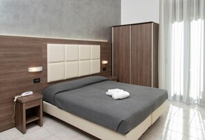 高級寢具、迷你吧、房內夾萬、書桌