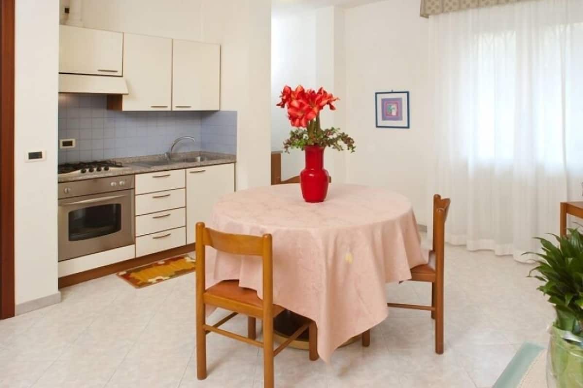 Roupas de cama premium, frigobar, cofres nos quartos, escrivaninha