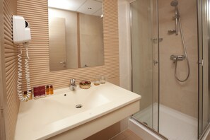 Junior suite | Badkamer | Een douche, gratis toiletartikelen, badjassen, pantoffels