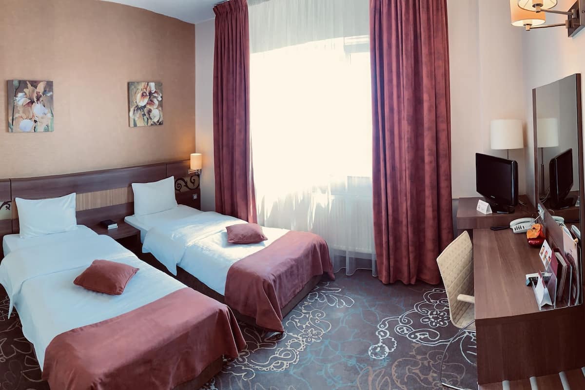 Standard Twin Room | Minibar, in-room safe, desk, soundproofing