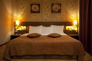 Minibar, caja de seguridad en la habitación y escritorio