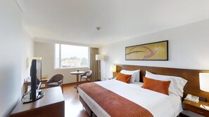 Premium bedding, down duvets, memory-foam beds, in-room safe - Hotel Estelar de La Feria (Bogotá)