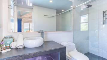 Superior Studio Suite | Bathroom | Shower, hair dryer, towels, soap