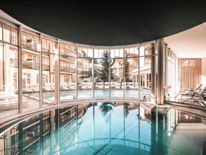 3 Innenpools, Außenpool, Sonnenschirme, Liegestühle