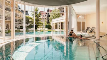 3 piscinas techadas, una piscina al aire libre, sombrillas