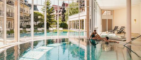 3 piscines couvertes, piscine extérieure, parasols de plage