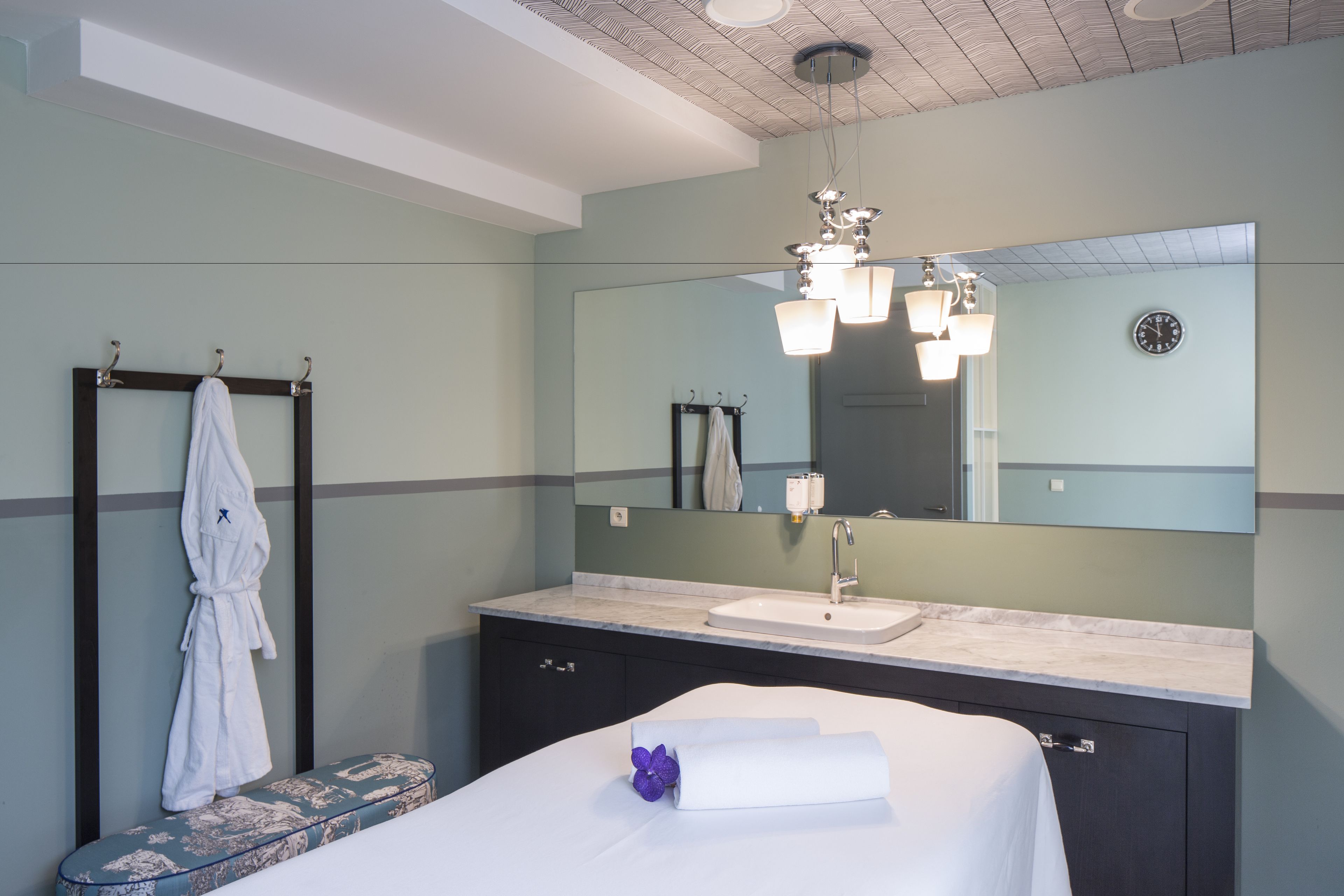 Sauna, hot tub, steam room, body treatments, hydrotherapy, aromatherapy