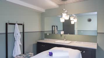 Sauna, hot tub, steam room, body treatments, hydrotherapy, aromatherapy