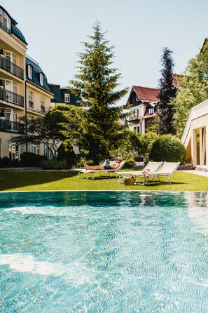 3 binnenzwembaden, een buitenzwembad, parasols voor strand/zwembad