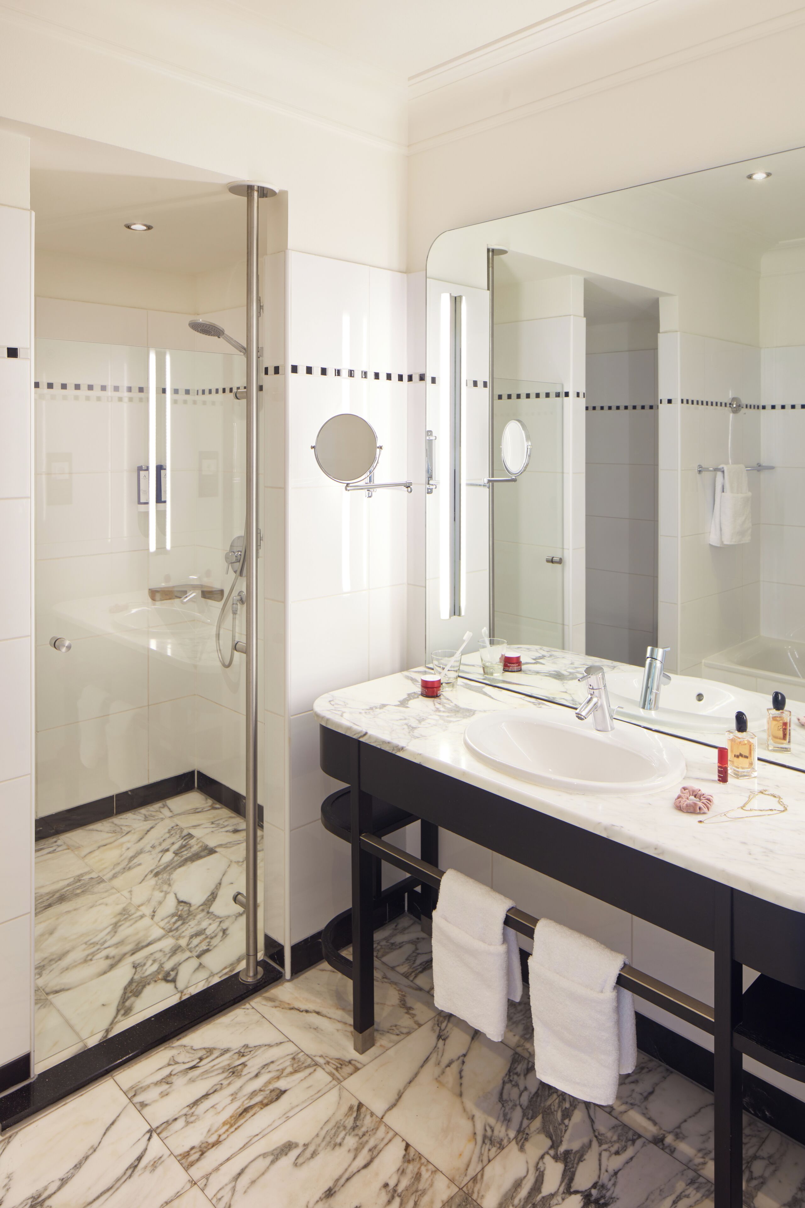 deluxe room | bathroom | free toiletries, hair dryer, bathrobes, slippers