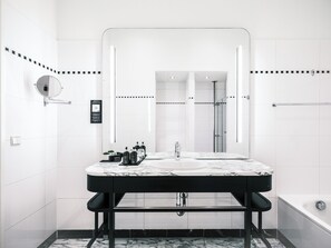 Kostenlose Toilettenartikel, Haartrockner, Bademäntel, Hausschuhe