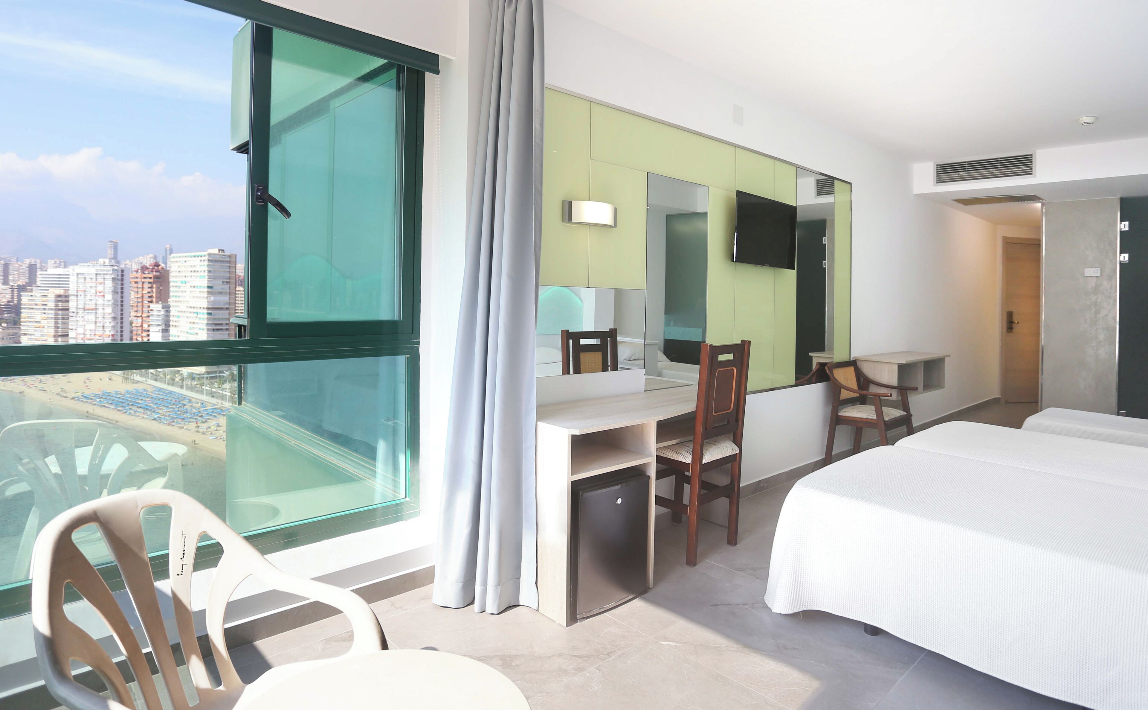 Minibar, in-room safe, desk, WiFi (free)