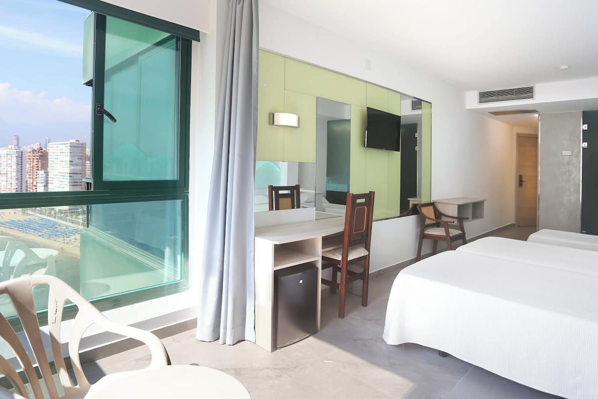 Minibar, in-room safe, desk, WiFi (free)