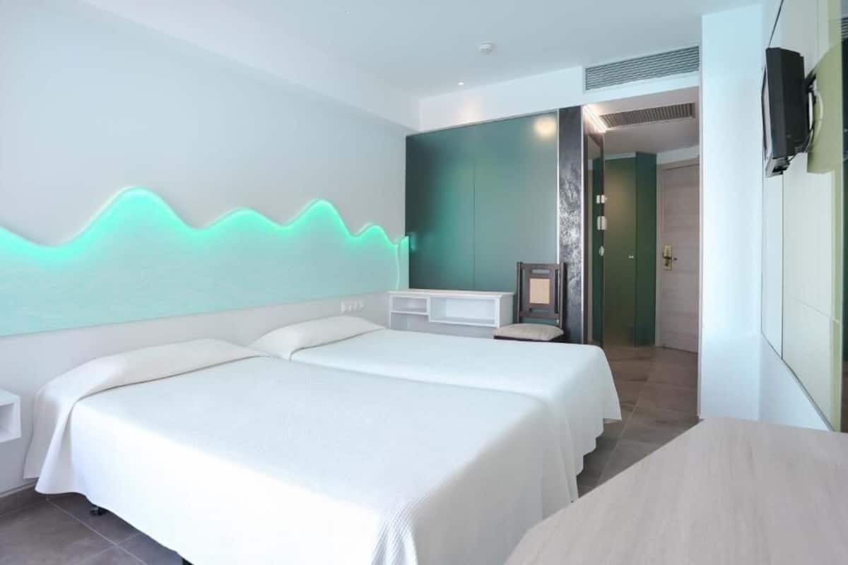 Minibar, in-room safe, desk, WiFi (free)