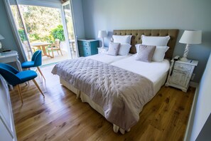 双人房, 露台, 花园景观 | 客房内保险箱、特色家居、办公桌、遮光窗帘