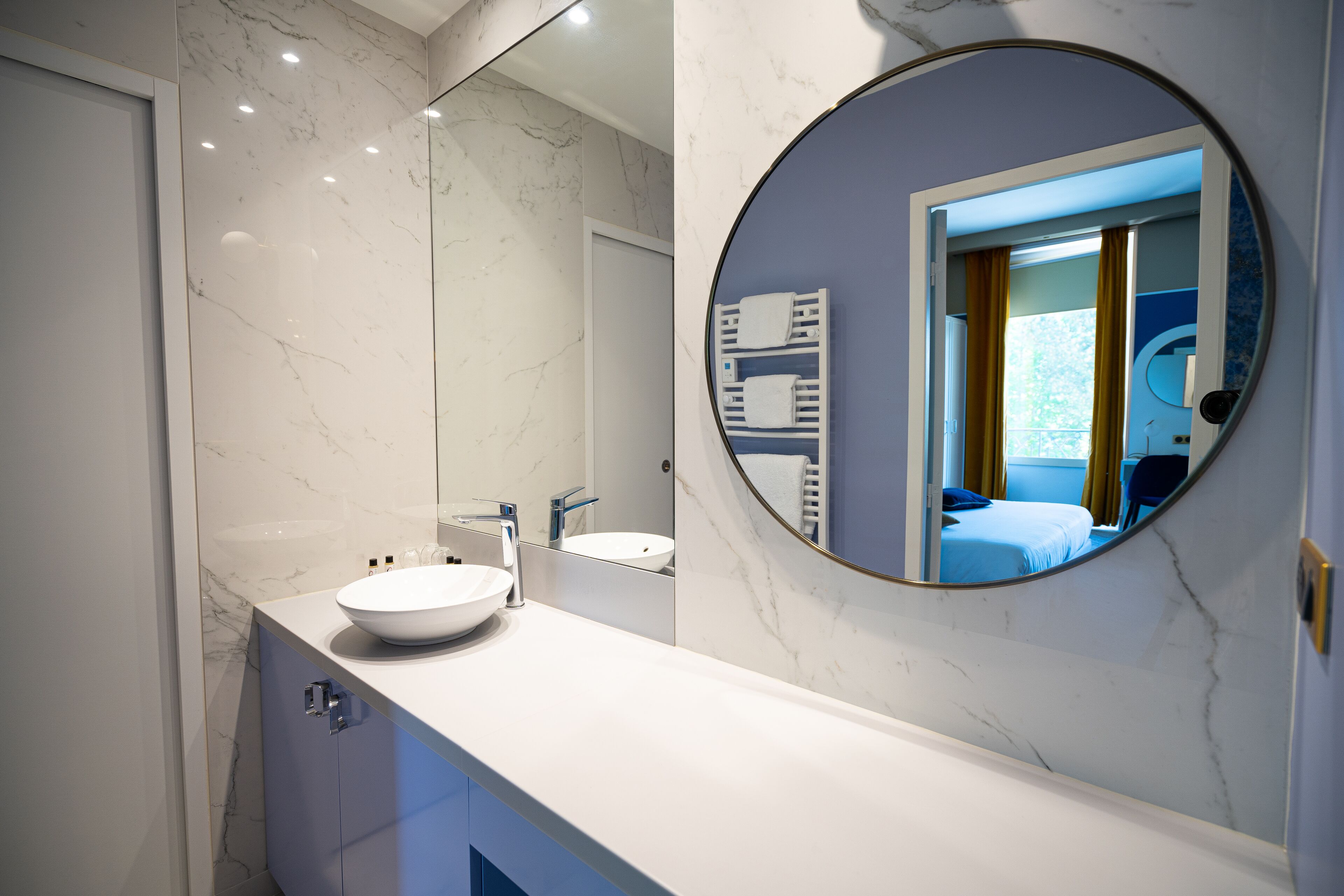 junior suite | bathroom | free toiletries, hair dryer, towels