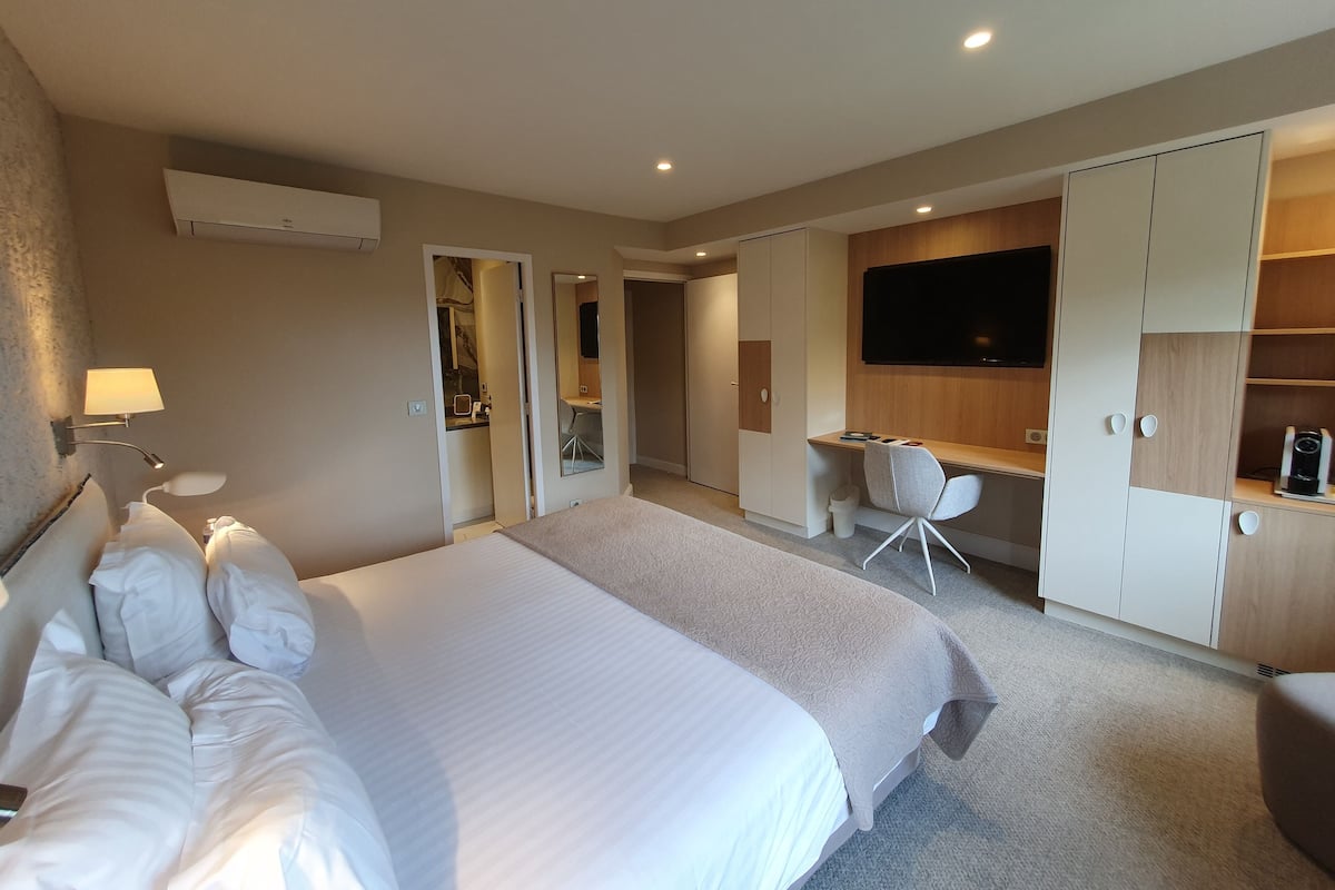 Superior Double Room | 1 bedroom, in-room safe, individually furnished, desk
