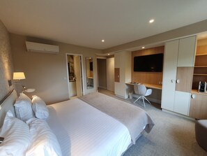 In-room safe, individually furnished, desk, blackout curtains - Résidence de Rohan, The Originals Relais (Vaux-sur-Mer)