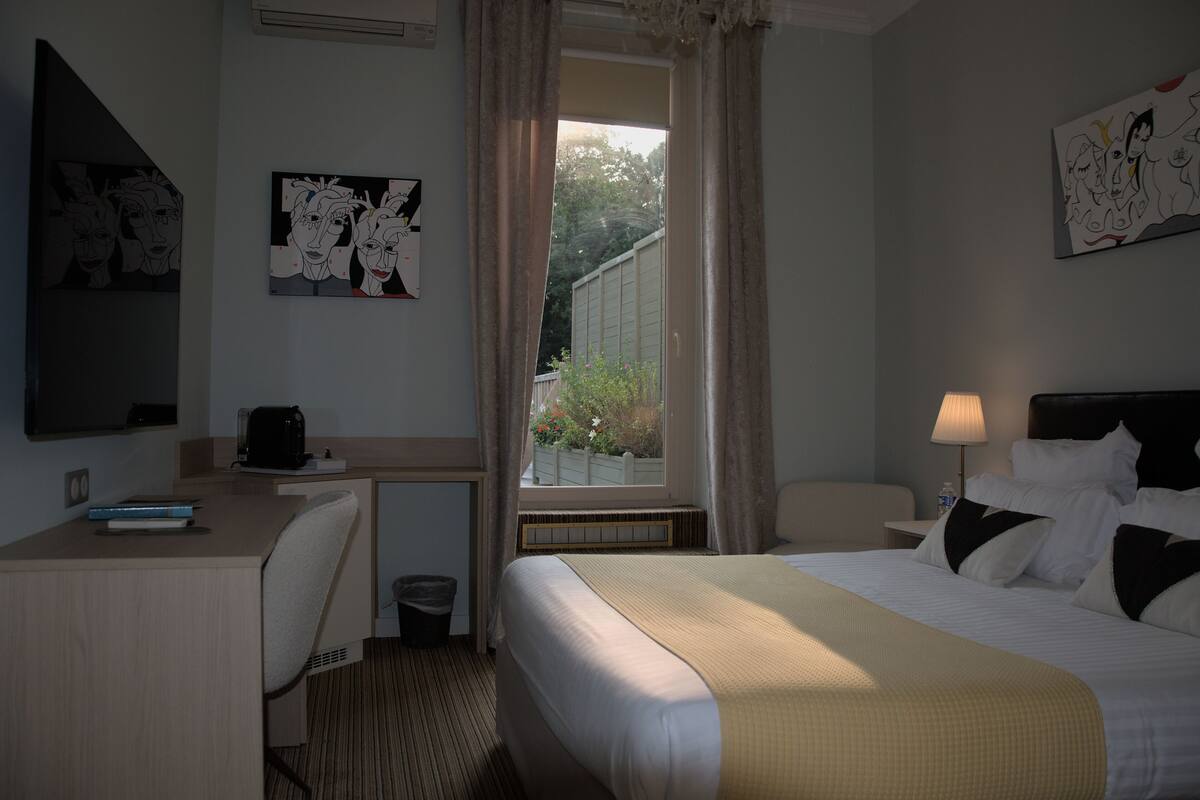 雙人房, 露台 (Hotel) | 客房內保險箱、書桌、遮光布/窗簾、熨斗/熨衣板
