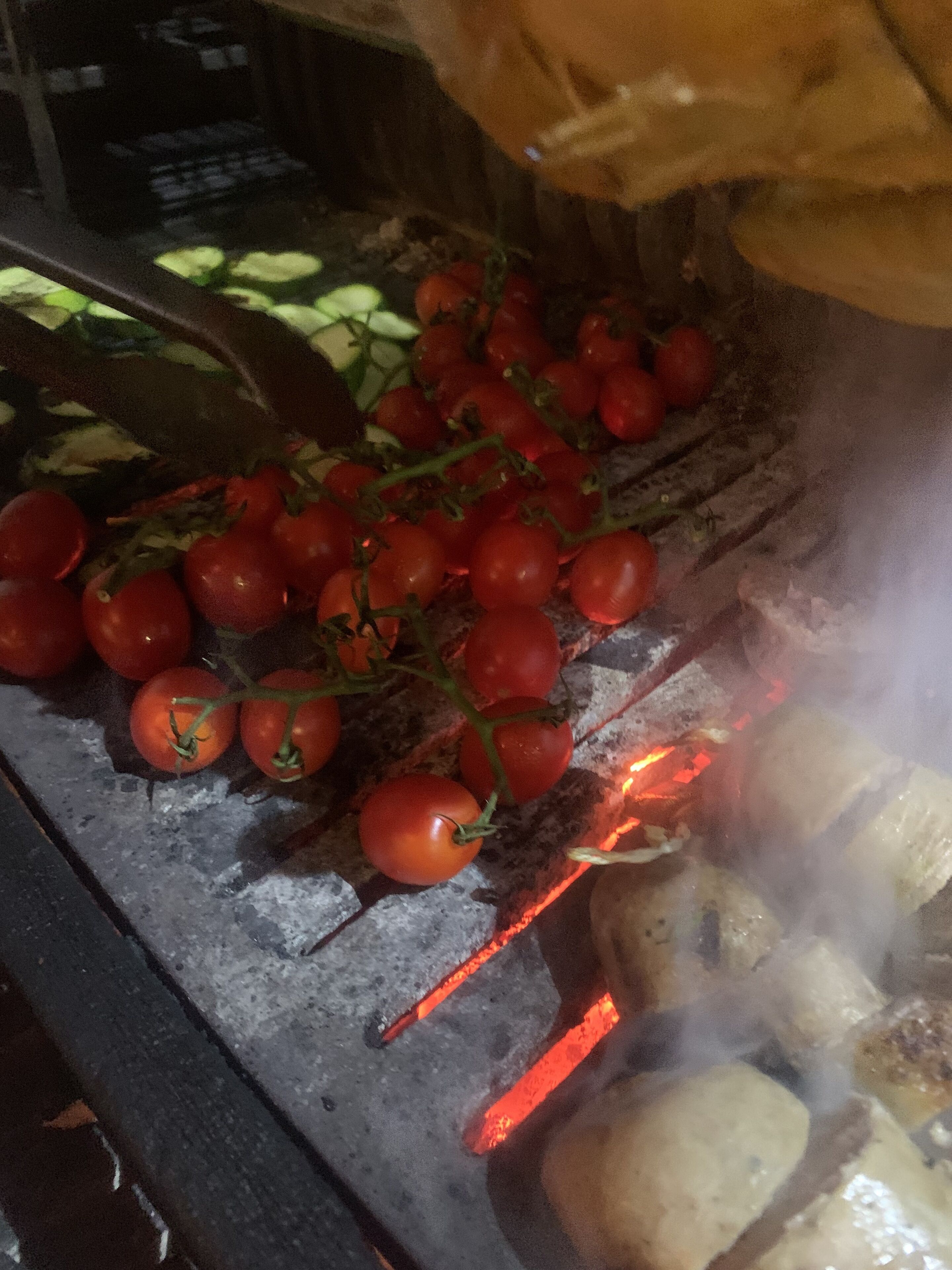 Tomaten op een grill met vlammen.