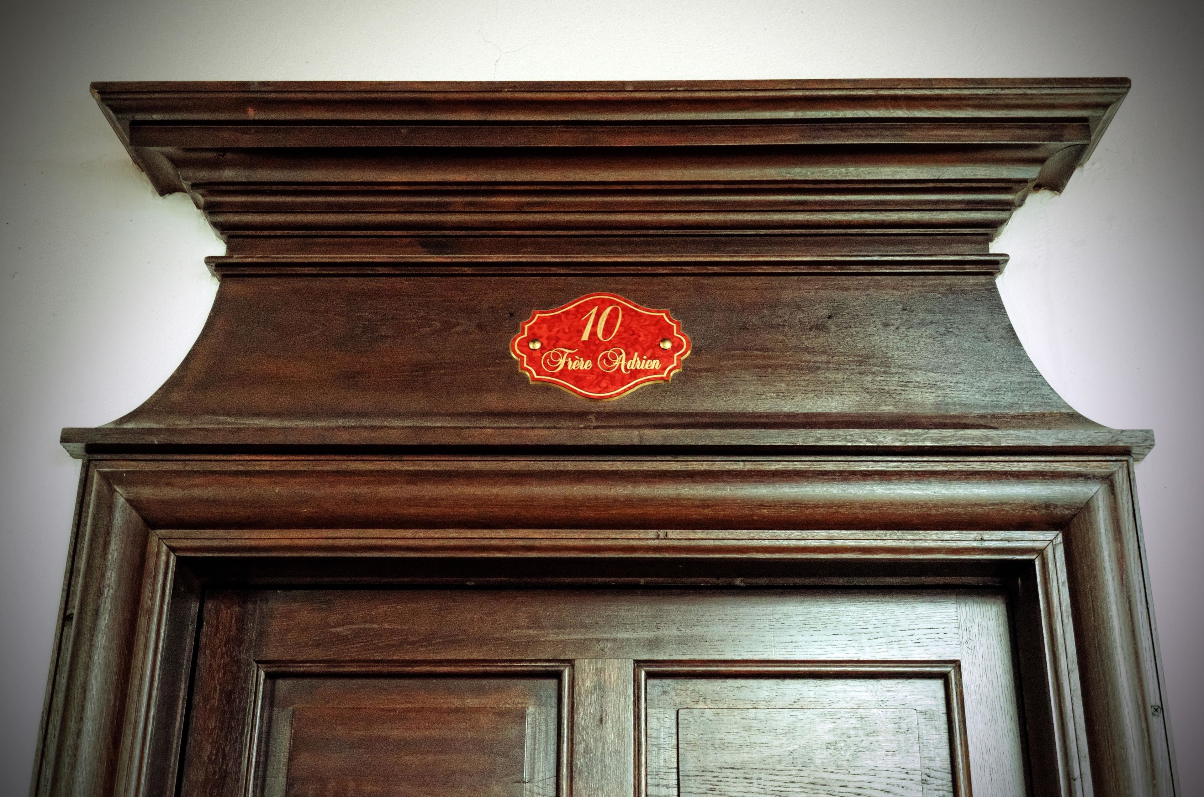 A wooden door with a decorative panel and a sign that reads "10 Freie Adressen".