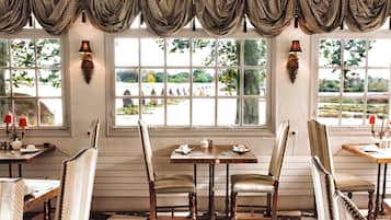 Desayuno buffet diario (EUR 16 por persona)
