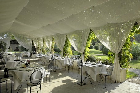 2 restaurants; breakfast, lunch and dinner served . Le Mas De Peint