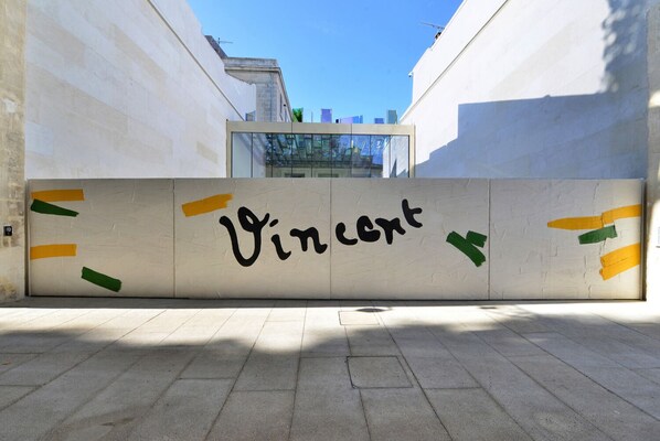 Un muro de hormigón con el nombre