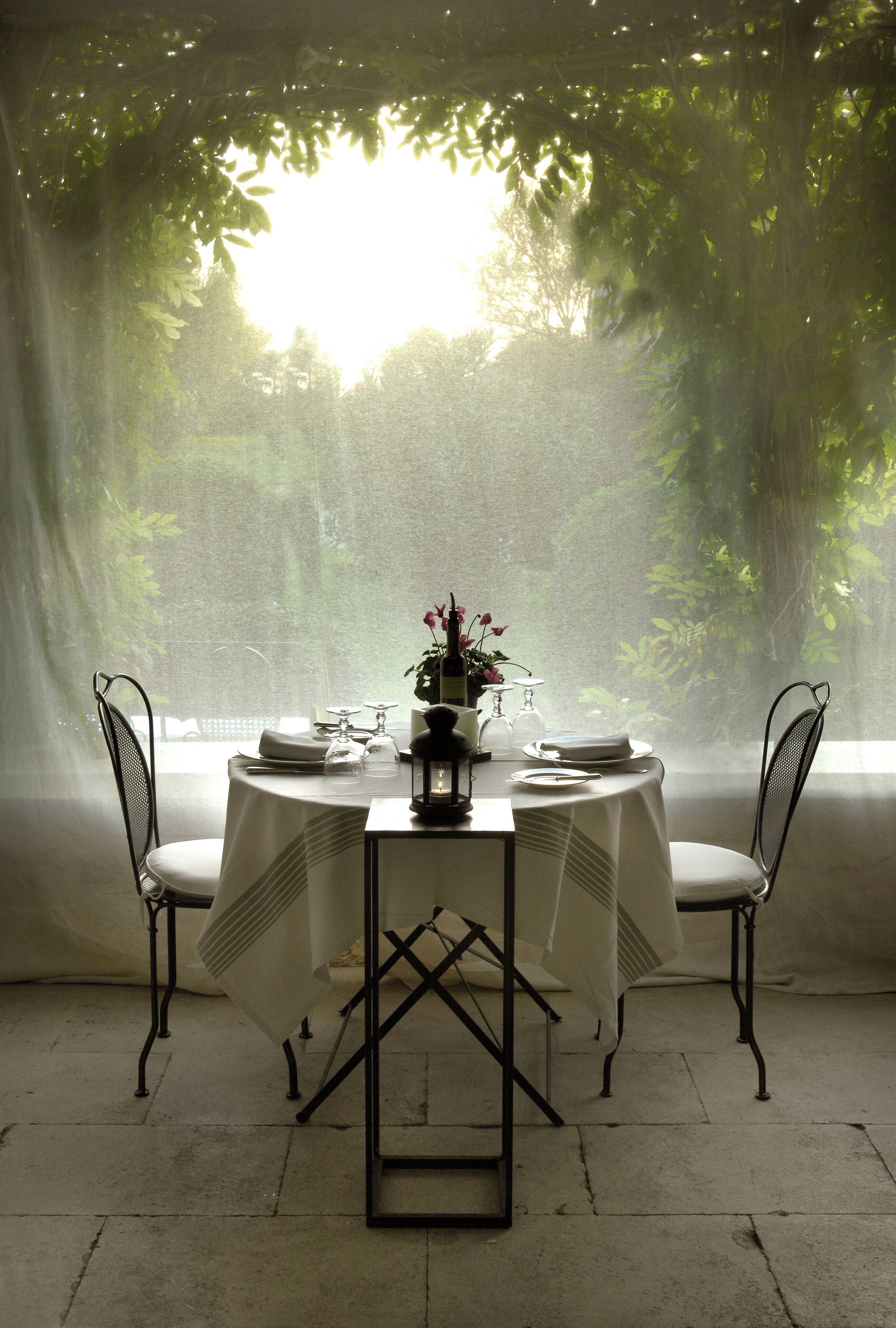 2 restauranter, frokost, lunsj og middag serveres, franske retter