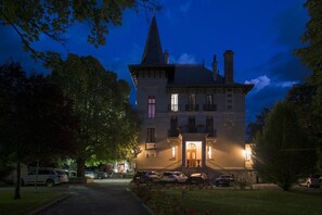 ด้านหน้าที่พัก - ตอนเย็น/กลางคืน