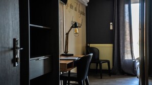 A room with a desk, a chair, a lamp, and a radiator. - Hôtel Parc Adélie (Montagny-les-Beaune)