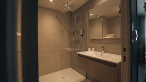 Duschwanne, kostenlose Toilettenartikel, Haartrockner, Handtücher