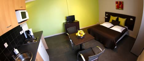 Studio | Premium bedding, blackout drapes, soundproofing, iron/ironing board