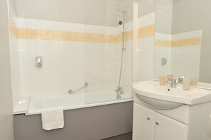 Bathtub, free toiletries, towels - Les Palatines - Residence (Saint-Etienne)