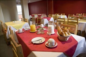 Päivittäinen buffetaamiainen (8 EUR per henkilö)