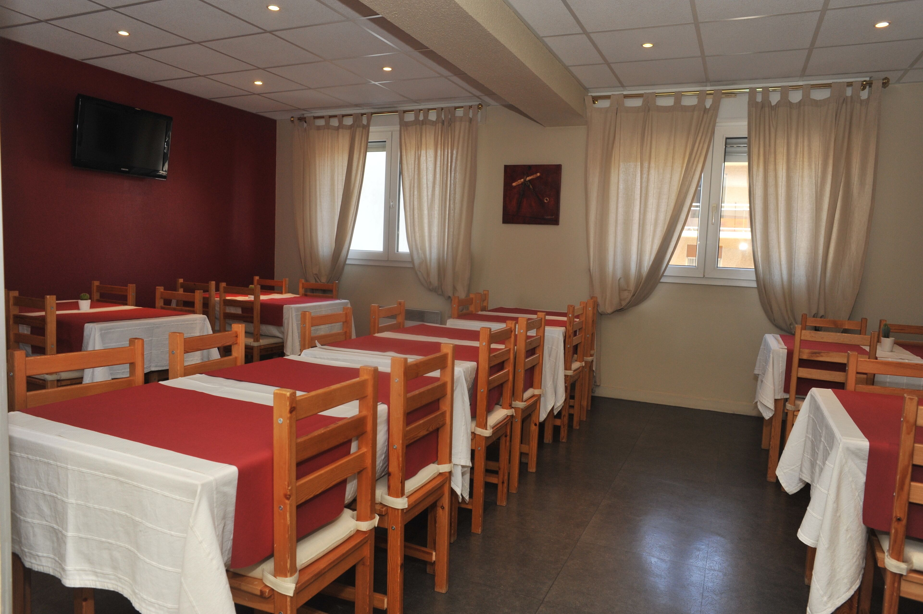 每日供应自助式早餐（每人 EUR 8）