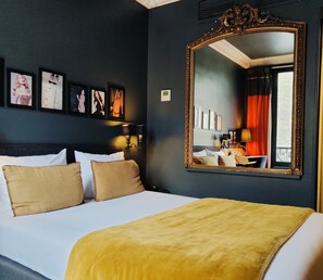 Desk, soundproofing, free WiFi, bed sheets - Hôtel Noir (Paris)