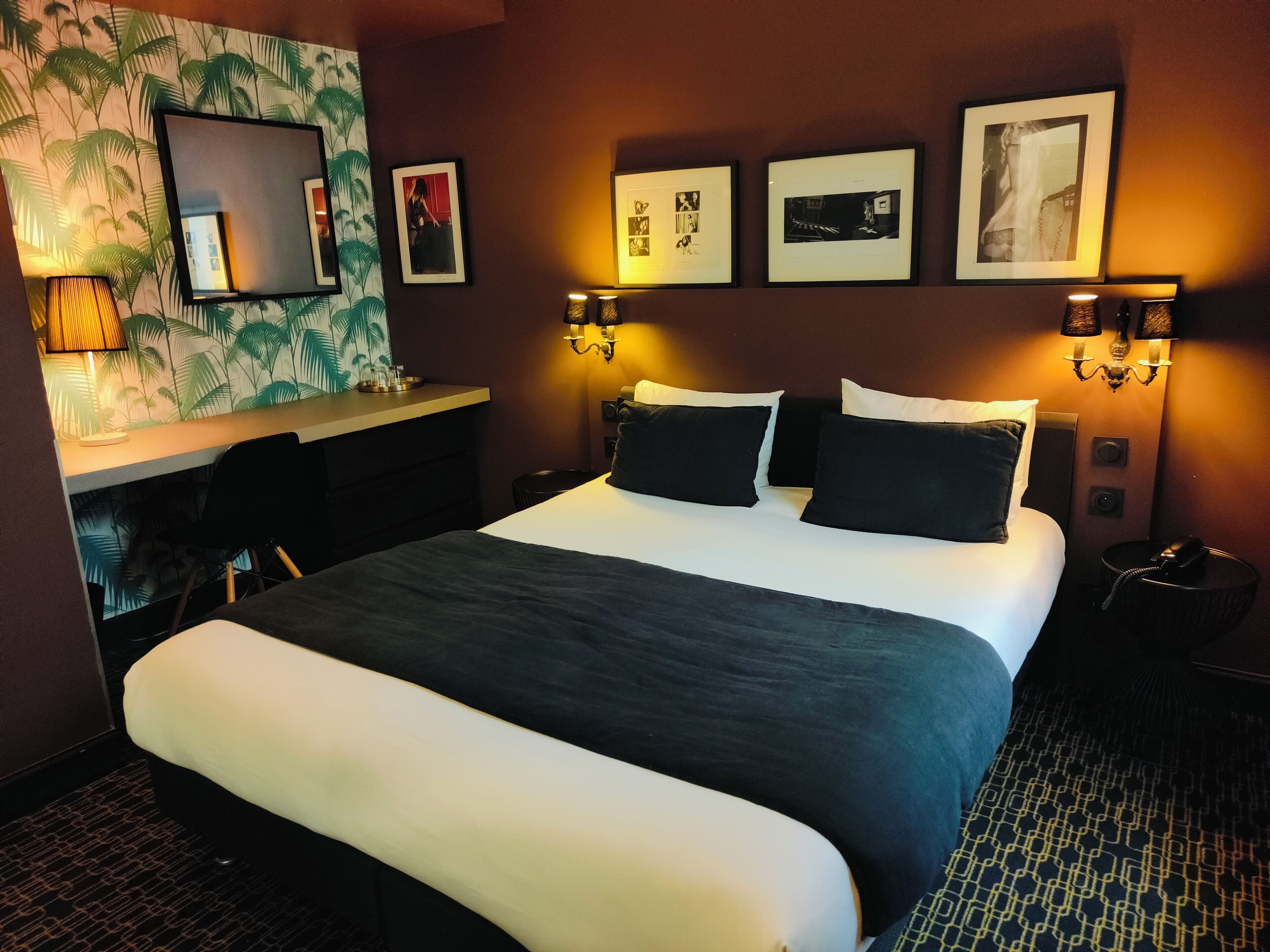 Escritorio, sistema de insonorización, wifi gratis y ropa de cama 